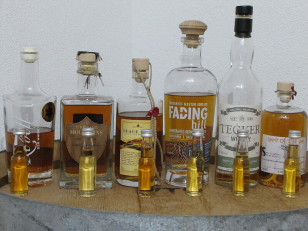 Zeigt Auswahl an Whisky für Online-Tasting deluxe